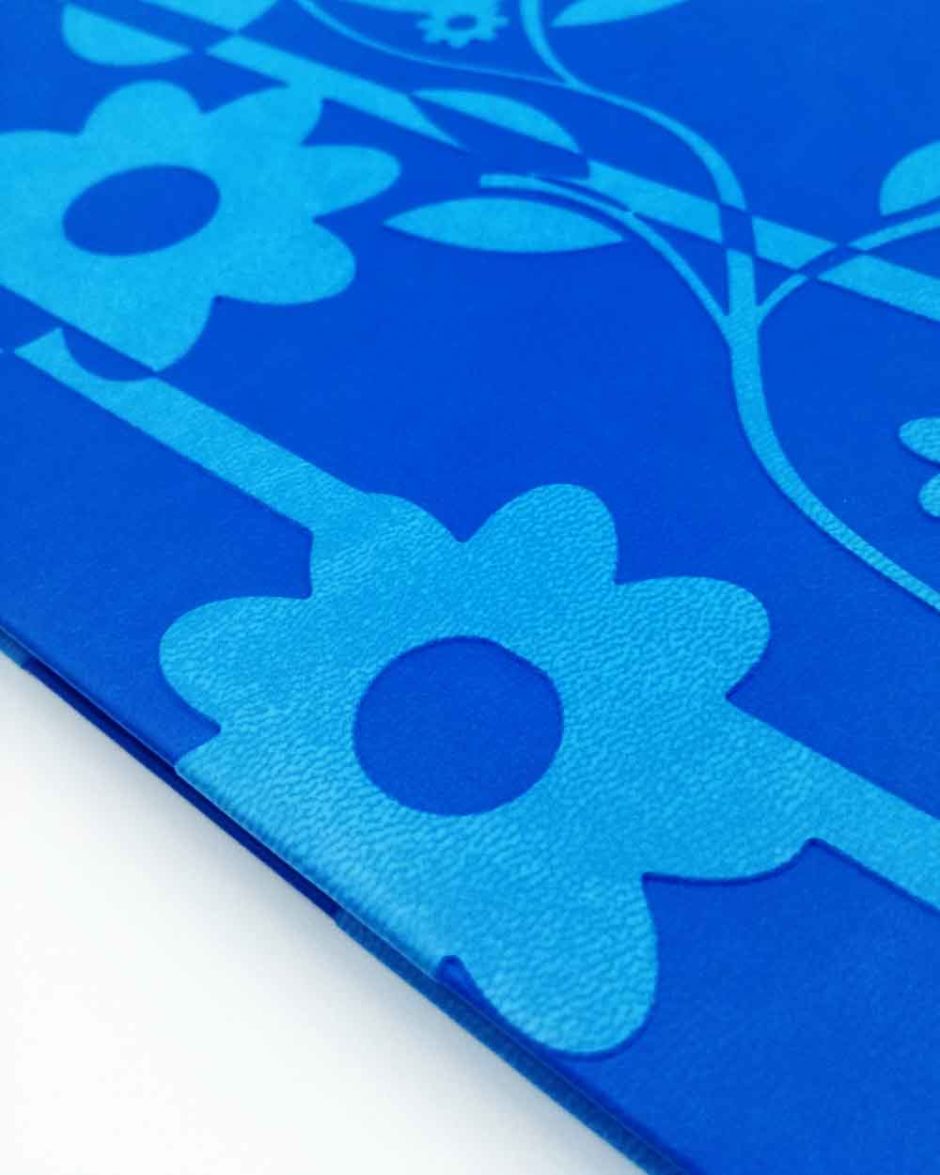 Tłoczenie na sucho kalendarz błękitny kwiaty
